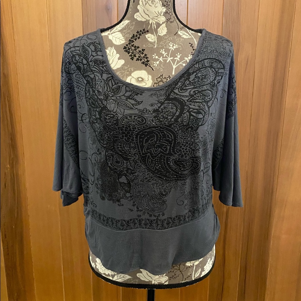 Dark grey short sleeve shirt with design